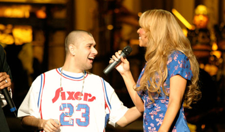 Mariah Carey damizza on stage