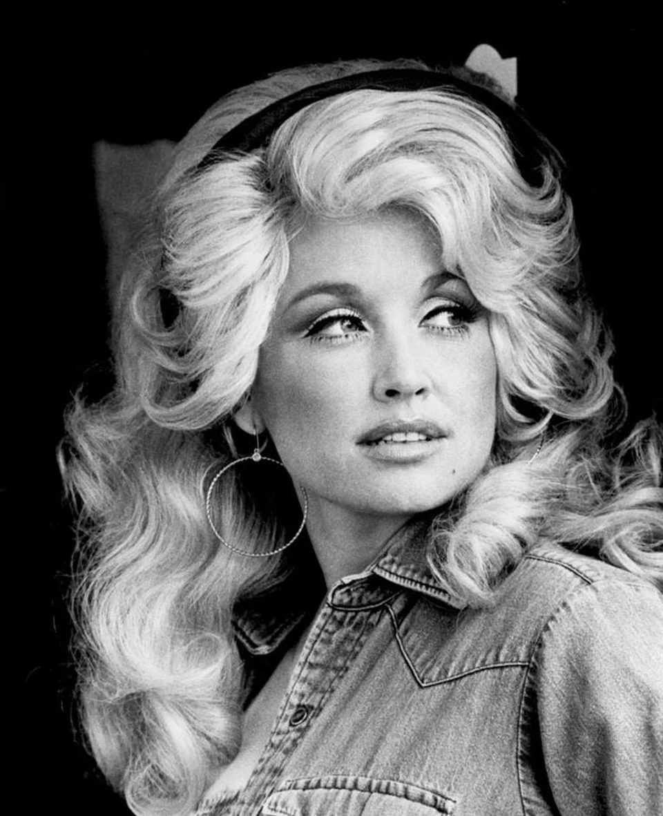 Young Dolly Parton in a black-and-white portrait